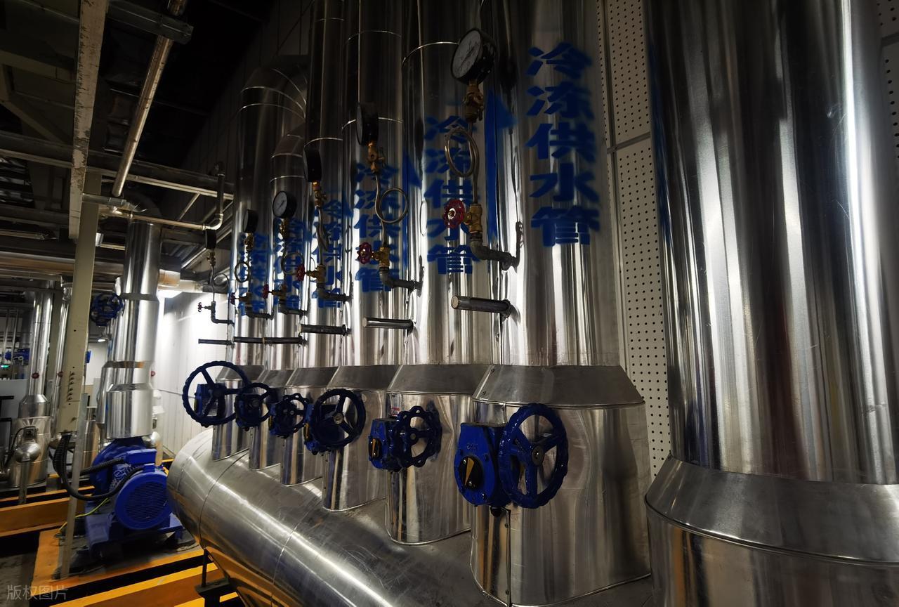 Closed-loop diagram of a smart cooling water dosing system with online sensors and automatic chemical injection.